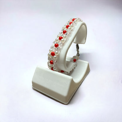 Brățară cu cristale transparente și perle albe și roșii